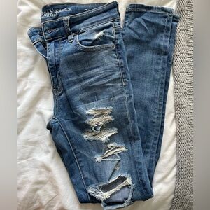 American Eagle Suoer Stretch Ripped Jeans